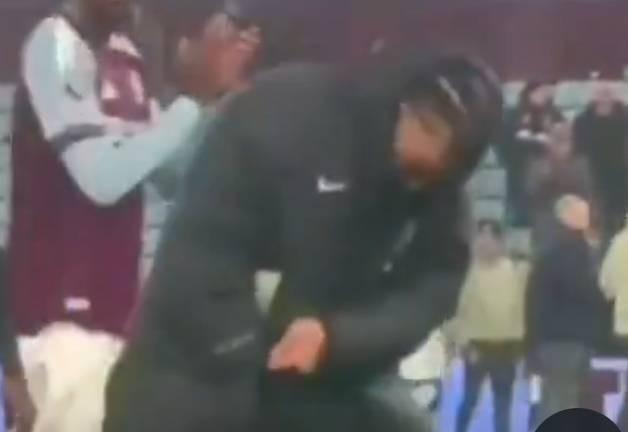 首回合维拉球员在蓝桥庆祝，古斯托今天做出同款动作“报仇”